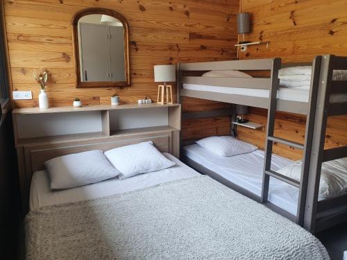 een slaapkamer met 2 stapelbedden en een spiegel bij Appartement Queyrelet Orcières in Orcières