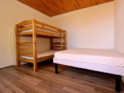 - une chambre avec deux lits superposés et un plafond en bois dans l'établissement Appartement Chamrousse, 3 pièces, 8 personnes - FR-1-549-70, à Chamrousse