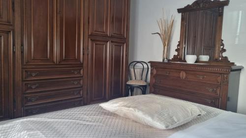 um quarto com uma cama e uma cómoda em madeira em Il Bagnolo em Palazzo