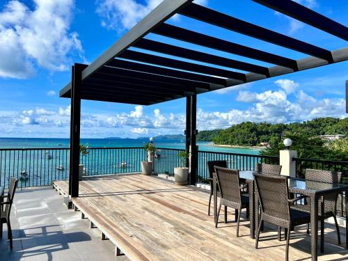 una terraza con pérgola y vistas al agua en S Resort El Nido en El Nido