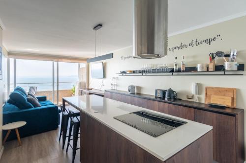 Kuchyň nebo kuchyňský kout v ubytování Neptuno Apartment 2BR W/Sea View & Parking