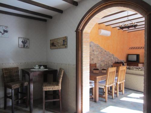 a dining room with a table and chairs at Casa Rural La Calderina in Urda