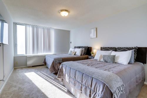 - une chambre avec 2 lits et une grande fenêtre dans l'établissement Great 1 Bedroom Condo At Arlington With Gym, à Arlington