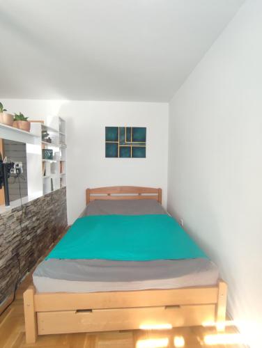 ein Schlafzimmer mit einem Bett in einem Zimmer in der Unterkunft Apartman Buda in Lukavica