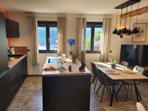 a kitchen and dining room with a table and chairs at gîteduruisseau73, maison entière 80 m2 exposée sud, à 5 minutes en voiture du funiculaire pour Les Arcs Paradiski, , 2 chambres 2 salles de bain avec terrasse et garage in Bourg-Saint-Maurice