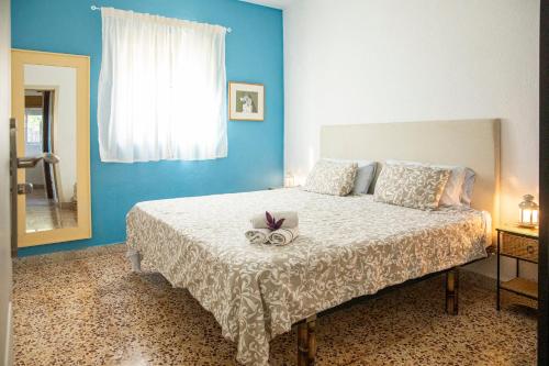 una camera da letto con un letto con un paio di forbici sopra di Preciosa y confortable casa de campo con piscina y chimenea a Carmona
