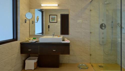 麦罗肯机Fortune Park Moksha, Mcleodganj - Member ITC Hotels' Group的带水槽和淋浴的浴室