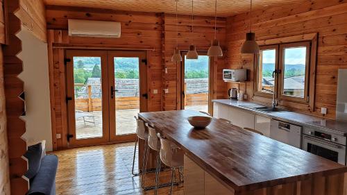 Kuchyňa alebo kuchynka v ubytovaní Le Chalet jacuzzi et Détente 4 Étoiles