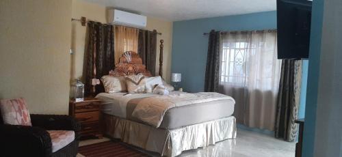 Un dormitorio con una cama grande y una ventana en Hill view Vacational Rental, en Runaway Bay
