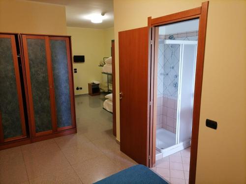 La salle de bains est pourvue d'une douche et d'une douche à l'italienne. dans l'établissement FRATAS AGRITURISMO BELVEDERE, à Brognaturo