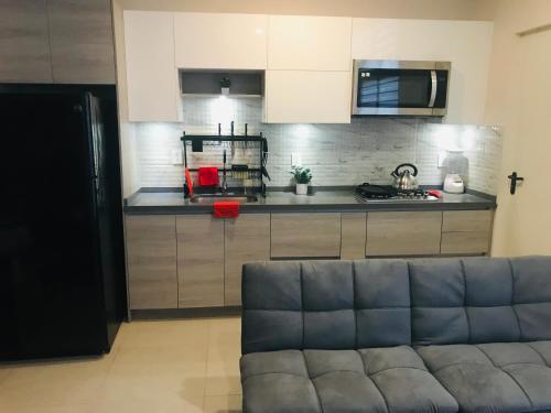 un soggiorno con divano di fronte a una cucina di Depa Arena y Fundidora a Monterrey
