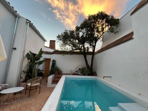 einen Pool im Hinterhof eines Hauses in der Unterkunft Hotel Casa Ernestina in Zafra