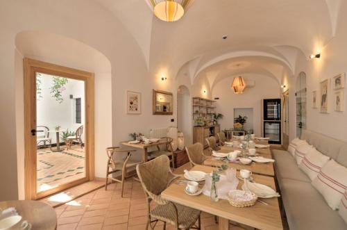 uma sala de jantar com uma mesa longa e cadeiras em Hotel Casa Ernestina em Zafra