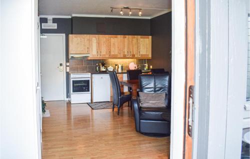 1 Bedroom Amazing Apartment In Geiloにあるキッチンまたは簡易キッチン