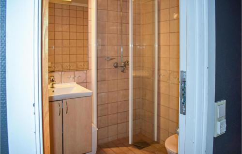 y baño con ducha y lavamanos. en Cozy Apartment In Geilo With House A Panoramic View en Geilo