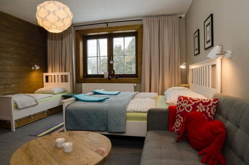 une chambre d'hôtel avec un lit et un canapé dans l'établissement Ubytovanie pod Homôlkou, à Jamník