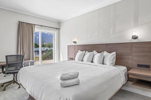 מיטה או מיטות בחדר ב-Northwinds Hotel Canmore