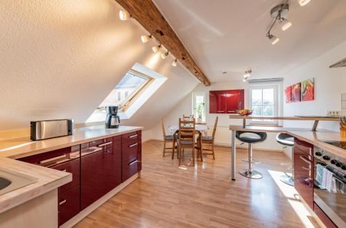 eine Küche mit einer Theke und einem Esszimmer in der Unterkunft Im alten Rathaus in Bad Liebenstein