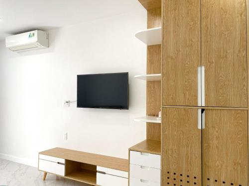 a living room with a tv on a wall at Hotel,Căn Hộ Mũi Né Sea link in Phan Thiet