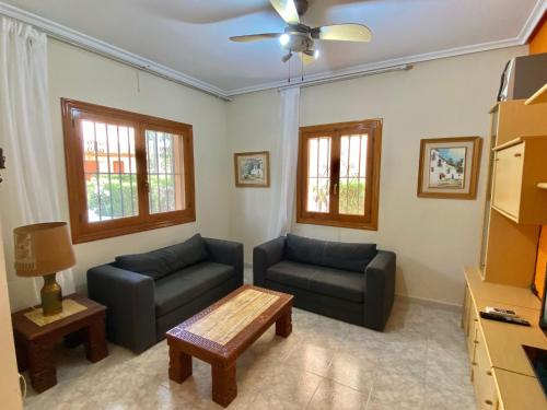 Sala de estar con 2 sofás y mesa de centro en Playa Flamenca Aparment, en Orihuela Costa