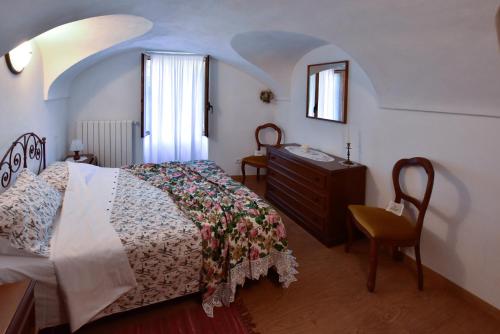 皮尼亞的住宿－sax & rosa，卧室配有1张床、1张桌子和1把椅子