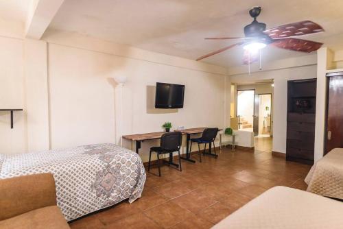 a bedroom with a bed and a table with chairs at Departamento GRANDE con 2 recamaras con aire 5 camas wifi 115mb, cocina .Cochera techada, #4 in Ciudad Valles