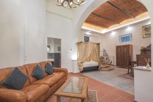 un soggiorno con divano marrone e tavolo di Casaldo's rooms a Firenze