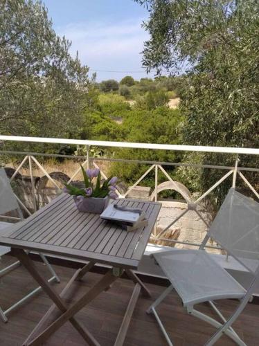 a picnic table and two chairs on a deck at Cozy villa Vita Lagonisi in Kalívia Thorikoú