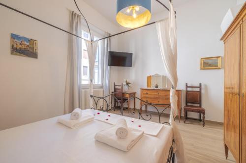 a room with a bed and a table with towels at Casaldo's rooms in Florence