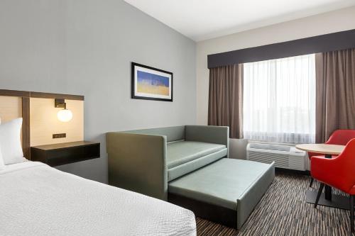 Postel nebo postele na pokoji v ubytování Ramada by Wyndham Marina