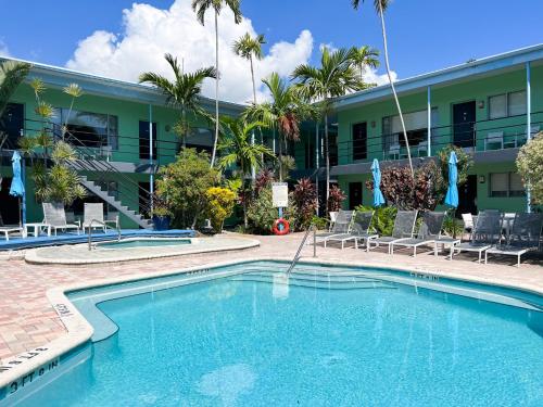 una piscina frente a un edificio en Victoria Park Hotel en Fort Lauderdale