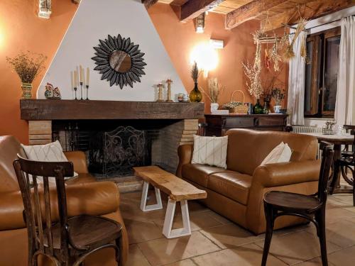 sala de estar con sofá y chimenea en Casale Boschi - Rifugio di Pianura, en Cotignola