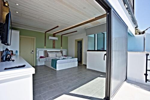 a room with a kitchen and a bed in a room at Stonehillkaş in Kas
