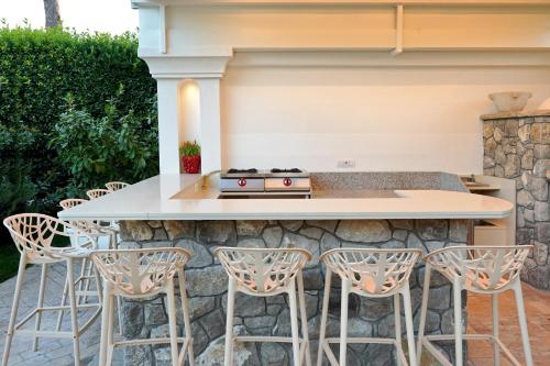 an outdoor kitchen with a counter and stools at Resort Ravenna in Massa Lubrense