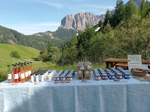 Nespecifikovaný výhled na hory nebo výhled na hory při pohledu z farmy