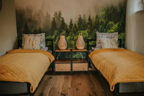 2 camas en una habitación con un cuadro en la pared en Cinalkowa 6, na Górze Żar en Międzybrodzie Żywieckie