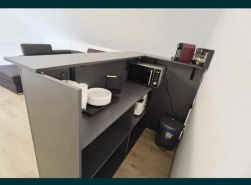 an office cubicle with a desk with a counter top at Casa Abiiani in Oradea