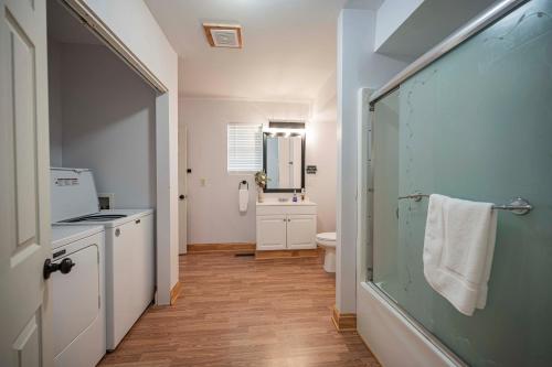 uma casa de banho com um chuveiro, um WC e um lavatório. em Light And Bright Cabin Close To Pates Ford Marina em Smithville