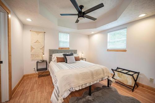 um quarto com uma cama e uma ventoinha de tecto em Light And Bright Cabin Close To Pates Ford Marina em Smithville