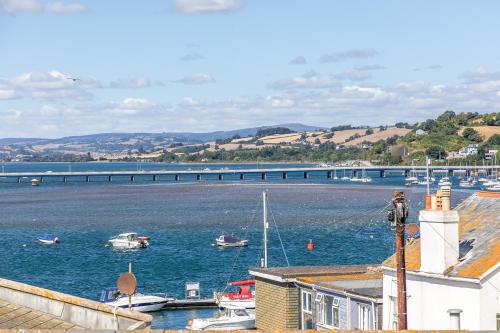 um grande corpo de água com barcos dentro em Beachbreeze em Teignmouth