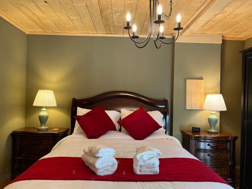 un dormitorio con una cama con dos animales de peluche en Frigon Suite -Waterfront en Port Alice