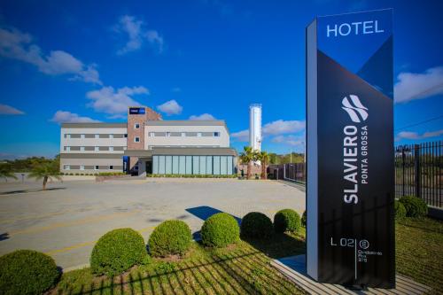 a sign for a hotel in front of a building at Slaviero Ponta Grossa in Ponta Grossa