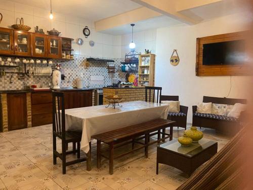 a dining room with a table and chairs in a kitchen at Pousada Paracuru Surf in Paracuru