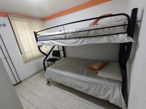 1 dormitorio con 2 literas en una habitación en Cerca de Polanco y Anzures frente a torre de Pemex, en Ciudad de México