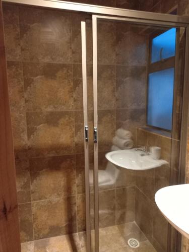 La salle de bains est pourvue d'une douche et d'un lavabo. dans l'établissement Cabañas Urmeneta Sur, à Tongoy