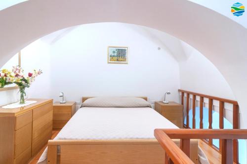 una camera con un letto e una scala di Casamare ad Amalfi