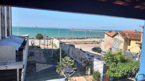 uma varanda com vista para a praia e para o oceano em Iracema Praia Flats em Fortaleza