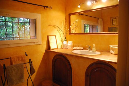Kylpyhuone majoituspaikassa Tybolea