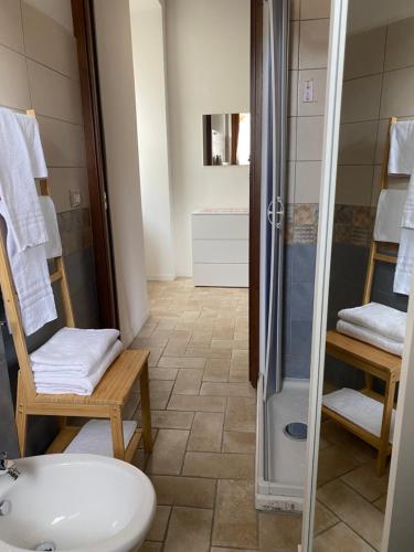 y baño con ducha, aseo y lavamanos. en Sasso Grosso House, en Ronciglione