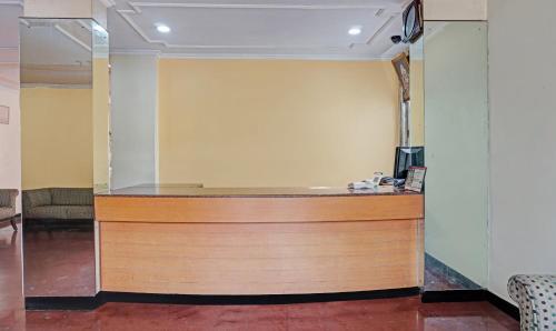 a lobby with a cash counter in a room at Itsy By Treebo - Ranjeet in Kolhapur